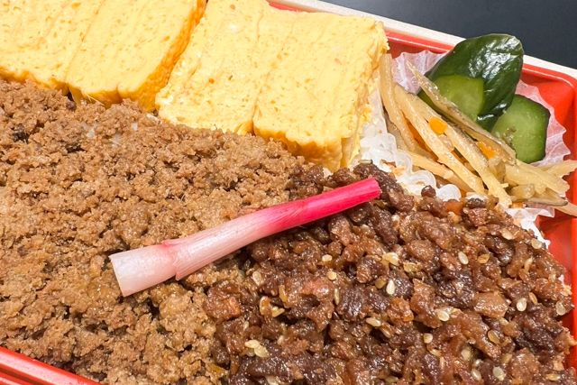 eggg-鶏そぼろ弁当（牛タンしぐれ）