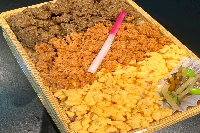 eggg-鶏そぼろ＆玉子そぼろ＆鮭明太の3色弁当