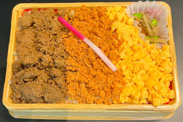 eggg-鶏そぼろ＆玉子そぼろ＆鮭明太の3色弁当