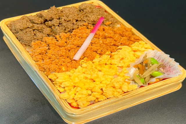 eggg-鶏そぼろ＆玉子そぼろ＆鮭明太の3色弁当