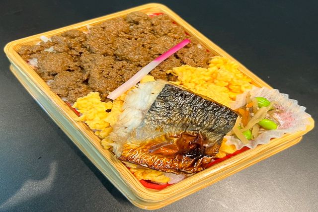 eggg-鶏そぼろ＆玉子そぼろ2色弁当（サバのかば焼き添え）