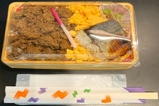 eggg-鶏そぼろ＆玉子そぼろ2色弁当（サバのかば焼き添え）