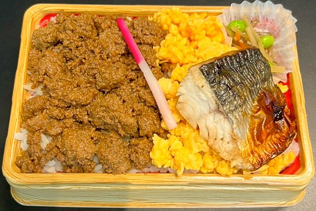 eggg-鶏そぼろ＆玉子そぼろ2色弁当（サバのかば焼き添え）