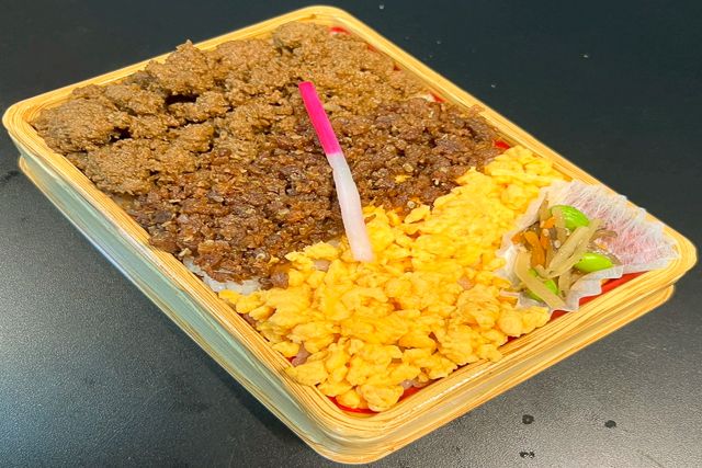 eggg-鶏そぼろ&玉子そぼろ＆牛タンしぐれの3色弁当