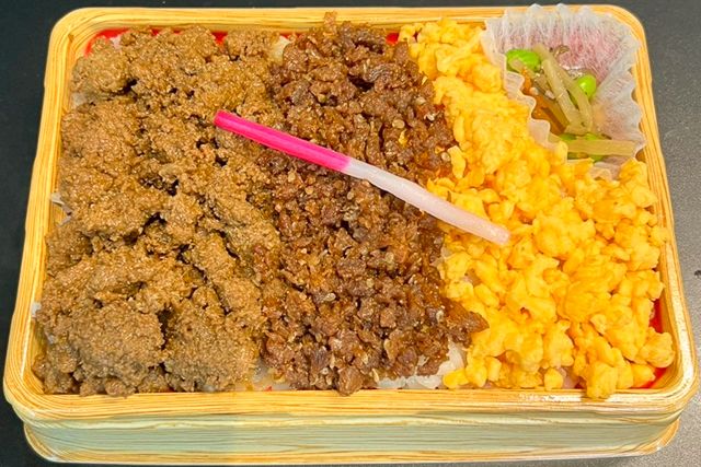 eggg-鶏そぼろ&玉子そぼろ＆牛タンしぐれの3色弁当
