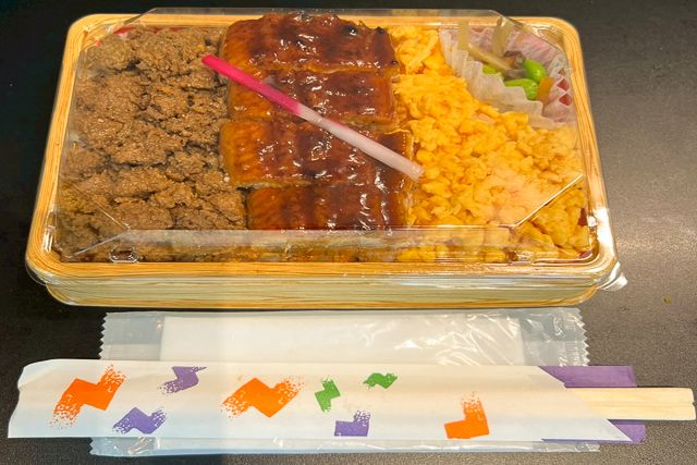 eggg-鶏そぼろ＆玉子そぼろ＆鰻のかば焼き3色弁当