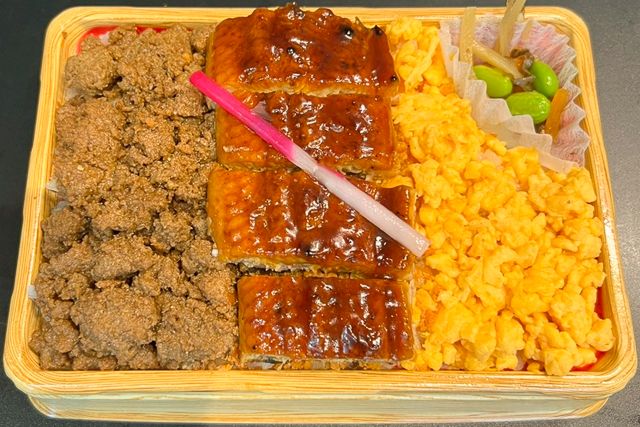 eggg-鶏そぼろ＆玉子そぼろ＆鰻のかば焼き3色弁当