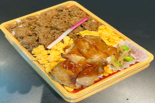 eggg-鶏そぼろ＆玉子そぼろの2色弁当（焼き鳥添え）
