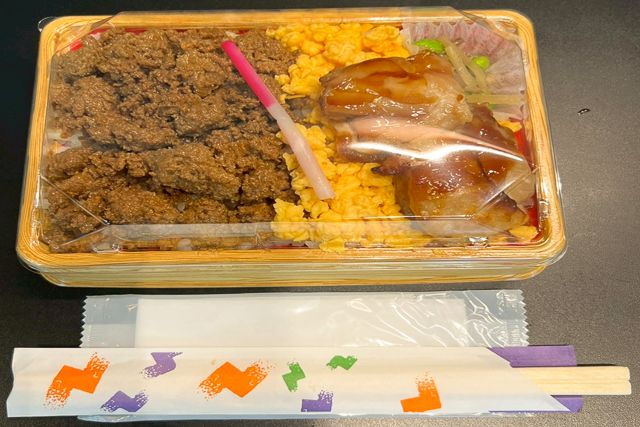 eggg-鶏そぼろ＆玉子そぼろの2色弁当（焼き鳥添え）