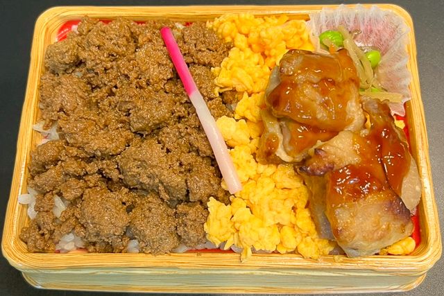 鶏そぼろ＆玉子そぼろの2色弁当（焼き鳥添え）