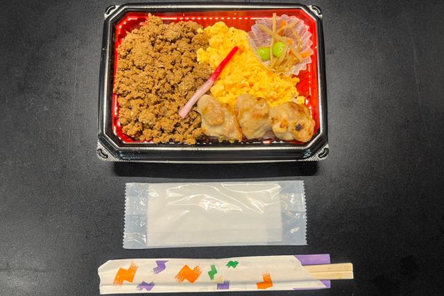 eggg-鶏そぼろ＆玉子そぼろの2色弁当（塩焼き鳥添え）