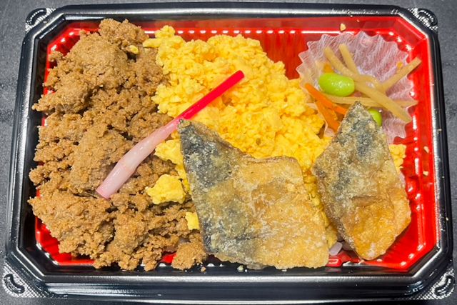 eggg-鶏そぼろ＆玉子そぼろの2色弁当（サバの竜田揚げ添え）
