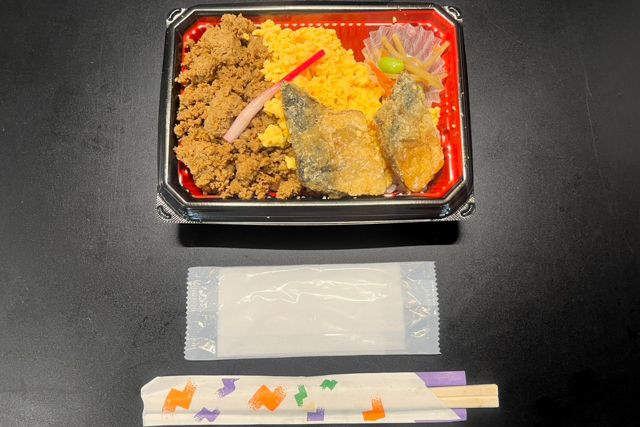 eggg-鶏そぼろ＆玉子そぼろの2色弁当（サバの竜田揚げ添え）