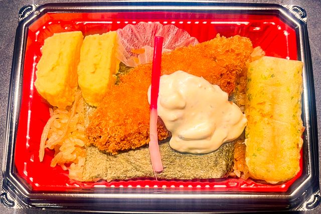 eggg-しめじ＆きんぴらの炊き込みご飯の海苔弁当