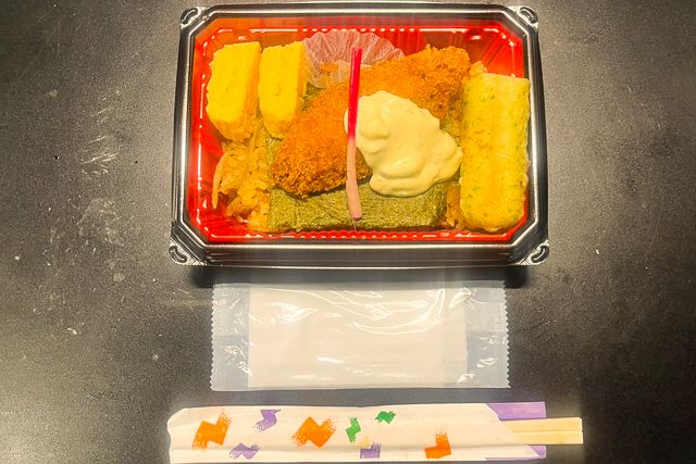 eggg-しめじ＆きんぴらの炊き込みご飯の海苔弁当