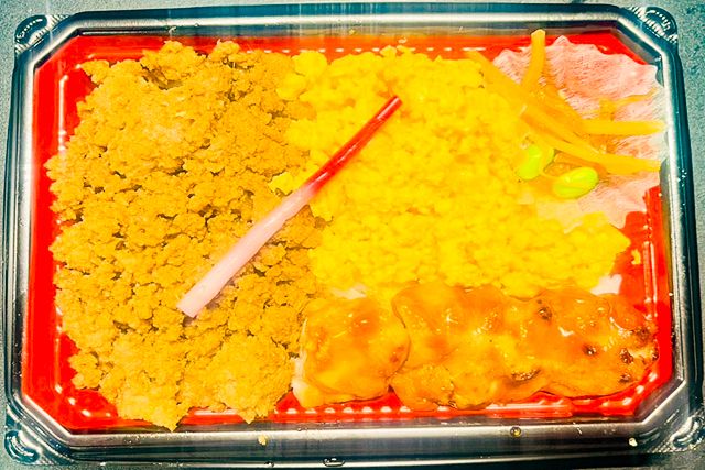 eggg-鶏そぼろ＆玉子そぼろの2色弁当（焼き鳥添え）
