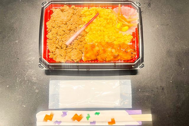 eggg-鶏そぼろ＆玉子そぼろの2色弁当（焼き鳥添え）