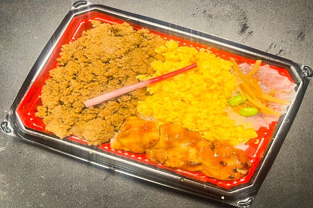 鶏そぼろ＆玉子そぼろの2色弁当（焼き鳥添え）の商品写真