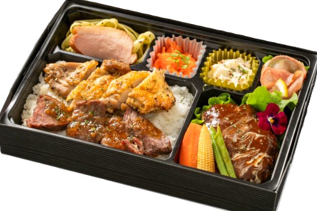 希少部位（サガリ）の牛ステーキ＆グリルチキンと牛タンハンバーグのシャンピニオンソースかけ弁当