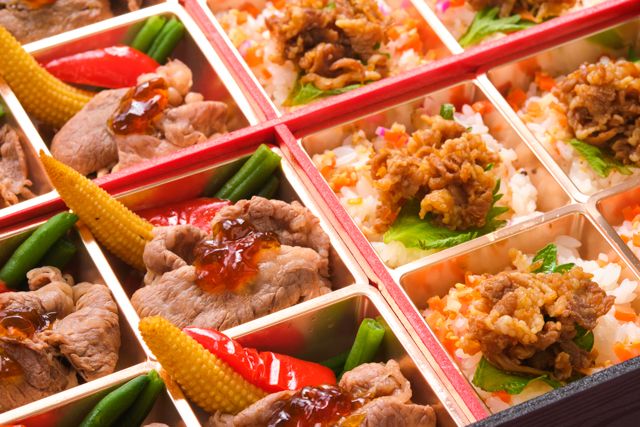 ポン酢ジュレ仕立ての国産黒毛和牛しゃぶ＆国産牛しぐれ煮の彩りちらし