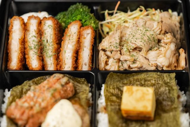 肉のしみず／肉が美味しい丼とお弁当 早朝深夜対応可能-【肉×肉の海苔弁】熟成ロースカツ～芳醇中農ソースかけ～・生姜焼き