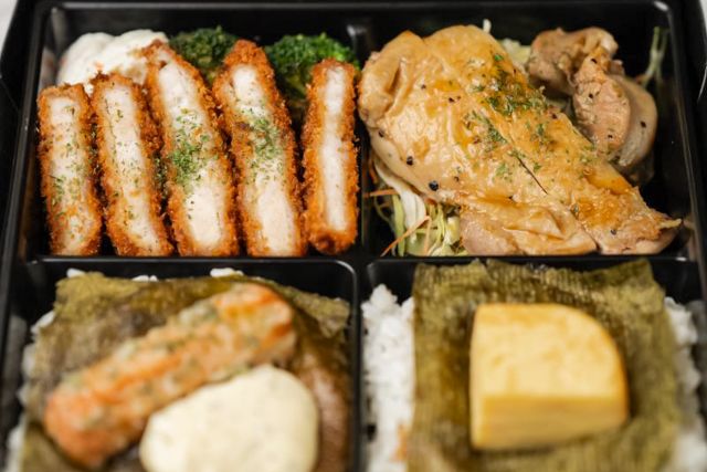 肉のしみず／肉が美味しい丼とお弁当 早朝深夜対応可能-【肉×肉の海苔弁】熟成ロースカツ～芳醇中農ソースかけ～・甘辛照り焼きチキン