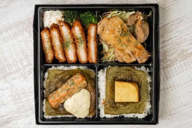 肉のしみず／肉が美味しい丼とお弁当 早朝深夜対応可能-【肉×肉の海苔弁】熟成ロースカツ～芳醇中農ソースかけ～・甘辛照り焼きチキン