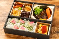 神戸元町グリル-～チェロ〜 赤ワイン香るタンシチューとスペインオムレツ＆ペンネのチーズグラタン