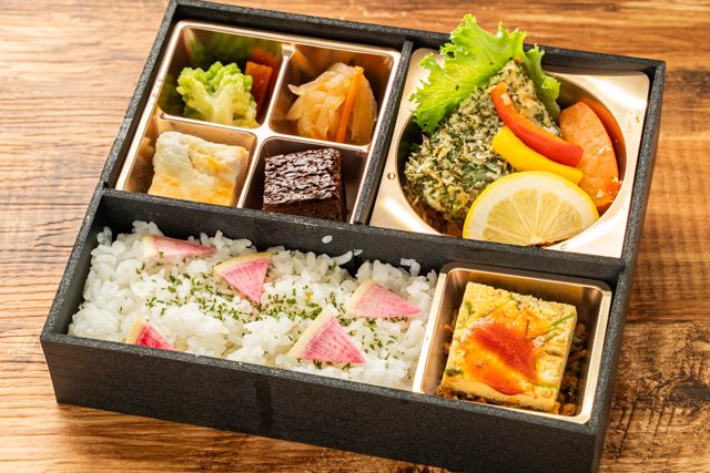 神戸元町グリル-～チェロ〜 白身魚の香草パン粉焼きとスペインオムレツ＆ペンネのチーズグラタン