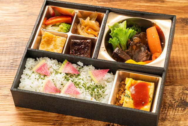 神戸元町グリル-～チェロ〜 赤ワイン香るタンシチューとスペインオムレツ＆ペンネのチーズグラタン