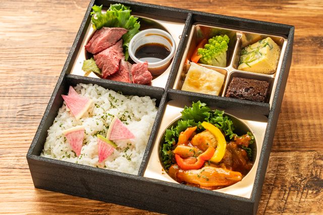 ～マリンバ ～ 香ばしさが増した厳選熟成ステーキとチキンのトマト煮ピクルスバターライス