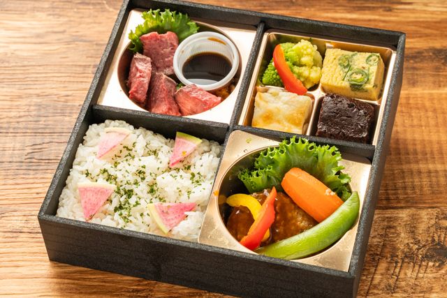 ～マリンバ～ 厳選熟成ステーキとデミグラスミニハンバーグのピクルスバターライス