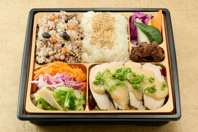 TATEOKA TAKESHI（垂水店）-鶏胸肉の優しい火入れ 十六穀米とバーニャカウダ