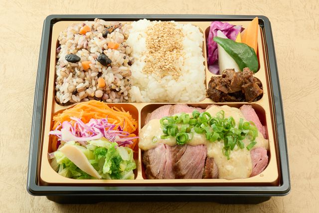 TATEOKA TAKESHI（垂水店）-牛赤身のグリエマスタードソース 十六穀米とバーニャカウダ