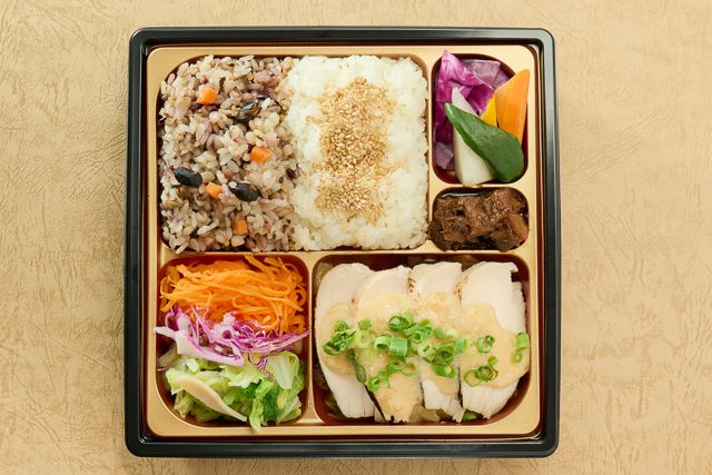 TATEOKA TAKESHI（伊丹店）-鶏胸肉の優しい火入れ 十六穀米とバーニャカウダ