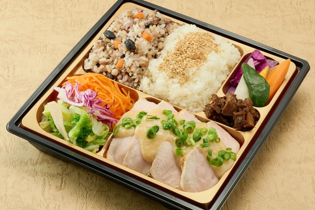 豚肉のロースト醤油マスタードソース 十六穀米とバーニャカウダ