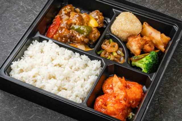東京ムスリム飯店-揚げラム肉の旨煮とプリプリ海老チリソース御膳