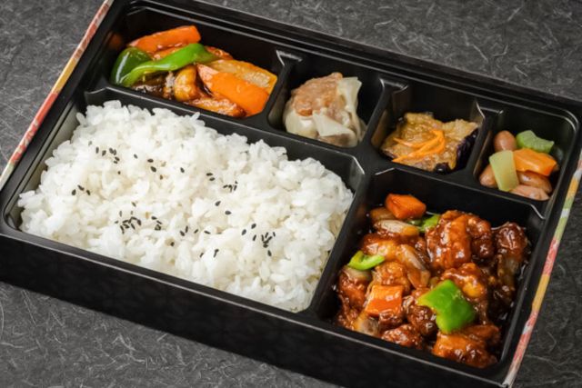 東京ムスリム飯店-鶏肉の甘みそ炒めと茄子の四川風炒め弁当