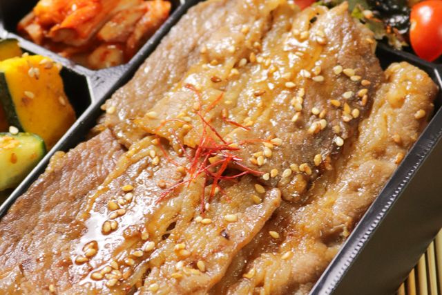 一塊之肉（愛知店）-牛カルビ焼肉とからすみしらすサラダ弁当