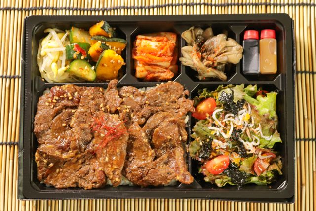一塊之肉（大阪店）-牛ハラミ焼肉とからすみしらすサラダ弁当