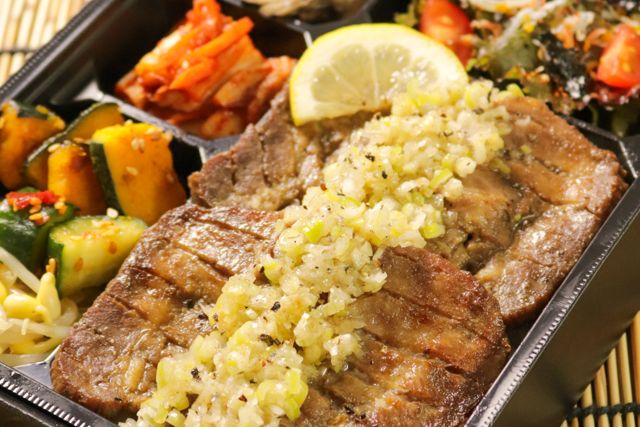 一塊之肉（大阪店）-塩ダレ牛タンとからすみしらすサラダ弁当