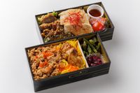 肉懐石 肉匠-四種のお肉の2段彩り弁当（牛カルビ、豚ロース、鶏照り焼き、鶏そぼろ）