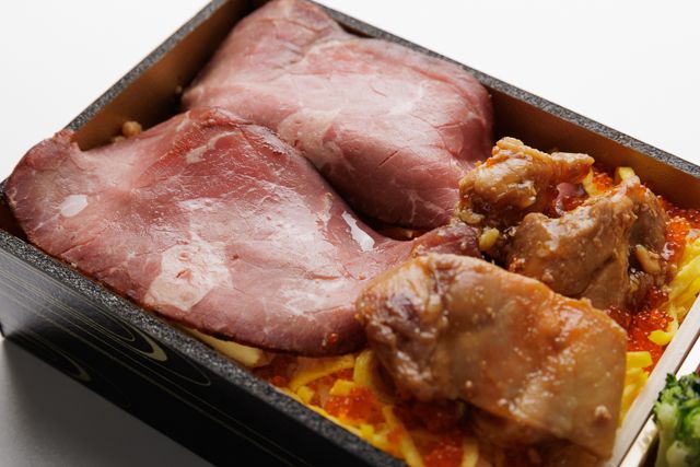 肉懐石 肉匠-牛モモ肉の低温調理ローストビーフと若鶏照り焼きの彩り弁当