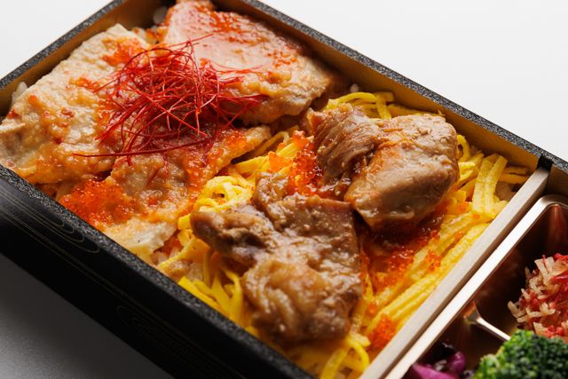 肉懐石 肉匠-四元豚モモの低温調理味噌焼きと若鶏照り焼きの彩り弁当