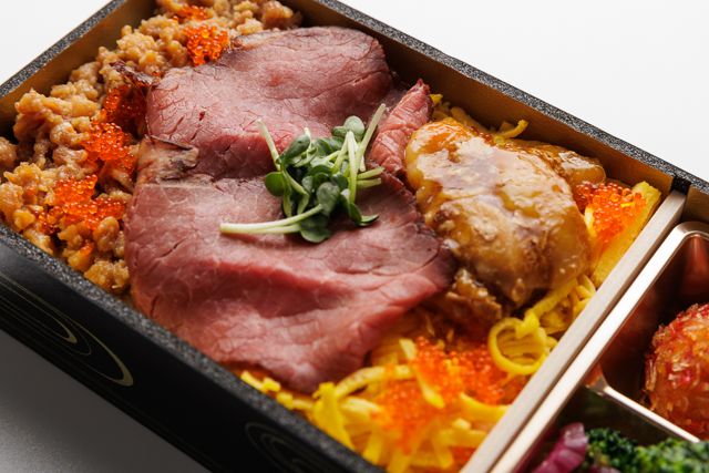 肉懐石 肉匠-牛モモ肉の低温調理ローストビーフと鶏そぼろ 若鶏照り焼きの彩り弁当