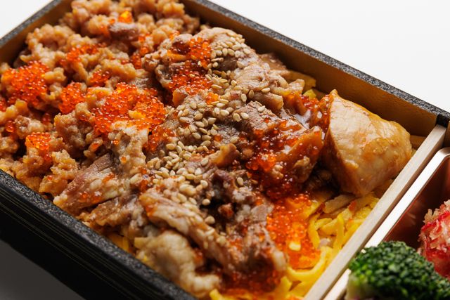 肉懐石 肉匠-牛バラ焼きと鶏そぼろ 若鶏照り焼きの彩り弁当
