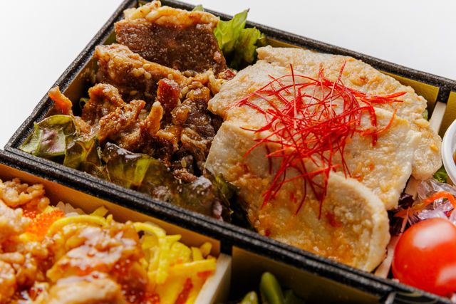 肉懐石 肉匠-四種のお肉の2段彩り弁当（牛カルビ、豚ロース、鶏照り焼き、鶏そぼろ）