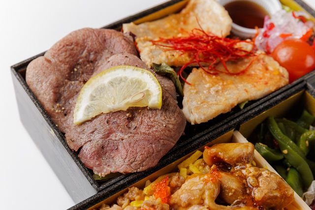 肉懐石 肉匠-四種のお肉の2段彩り弁当（牛タン、豚ロース、鶏照り焼き、鶏そぼろ）