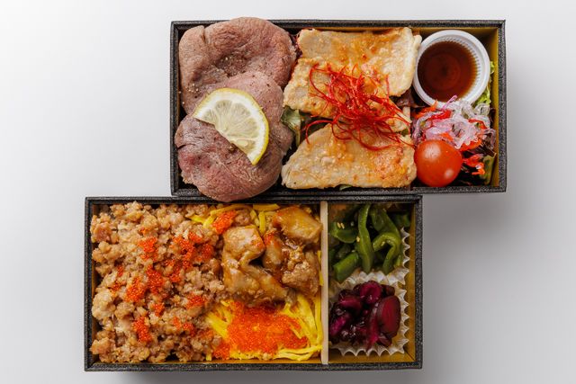 肉懐石 肉匠-四種のお肉の2段彩り弁当（牛タン、豚ロース、鶏照り焼き、鶏そぼろ）