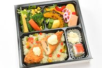 洋食 出水-10種野菜のサーモンフライタルタル弁当